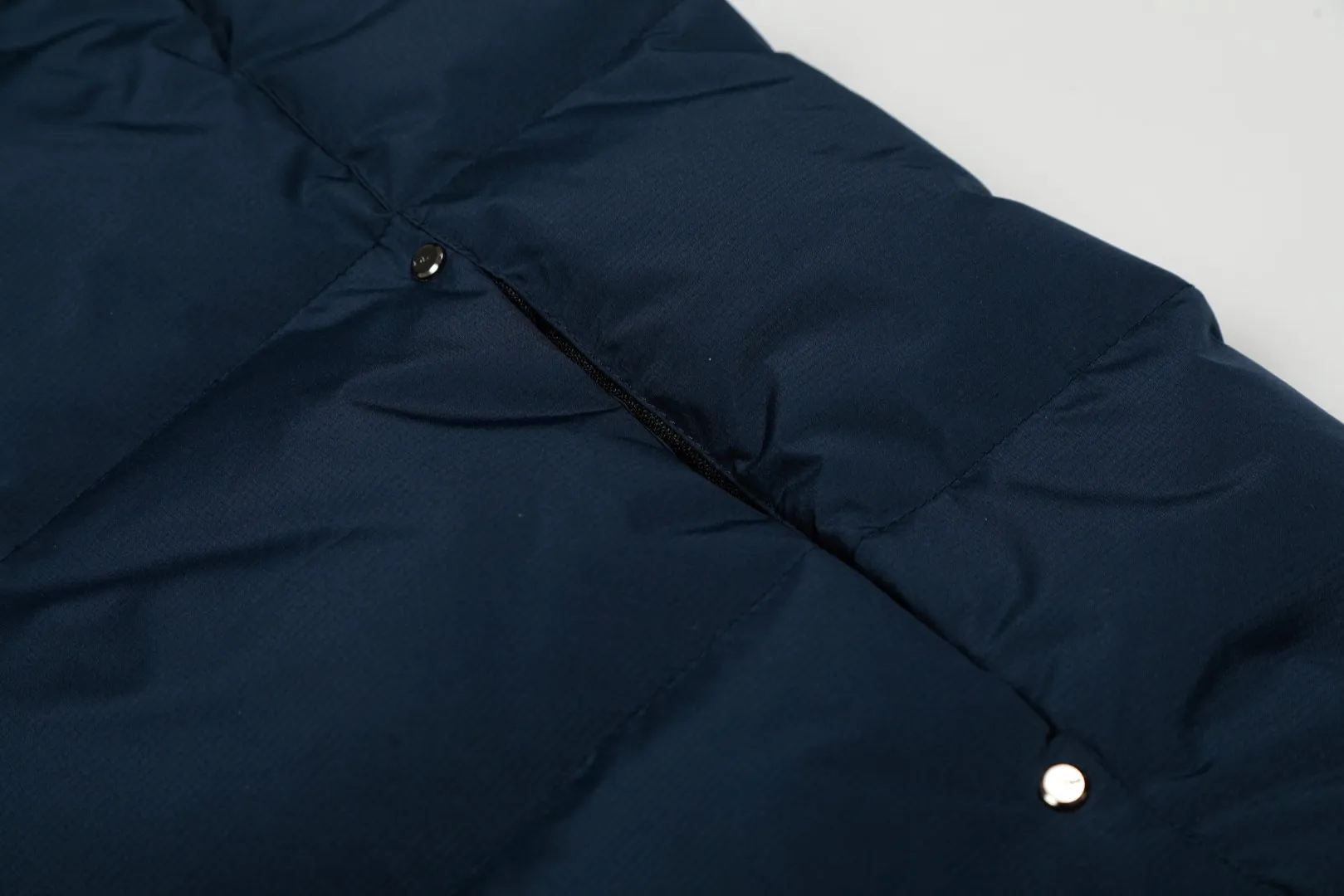 P720 Top quality" Style number: 9004# [Ralph Lauren winter basic classic embroidered men's and women's couple's same style hooded down jacket] ✅Ralph Lauren American retro arm zipper high version top-level down filling winter down jacket ✅100% high-quality white duck down, high version top-level down filling ✅Double-layer inner velvet to strictly prevent velvet running ✅Built-in adjustable drawstring, windproof and cold-proof, considerate and in place ✅Original version The maximum size can be worn up to 200 pounds. Loose and comfortable, no pressure. ✅Same style for male and female couples. Recommended OOTD outfits in winter~ Size: S-XL Color: Black White Khaki Navy Blue Light Blue